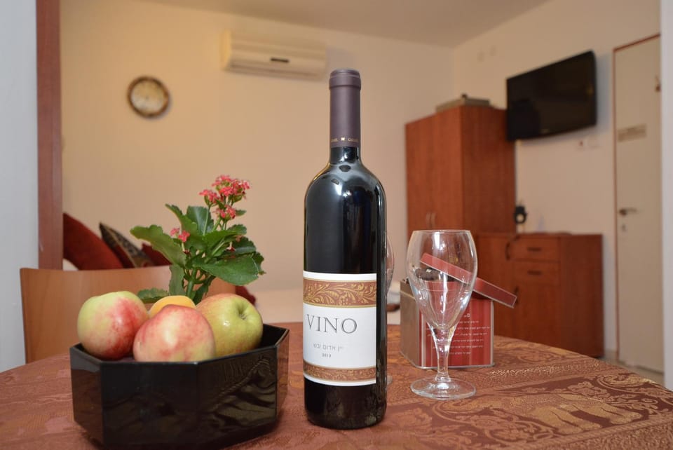 TV and multimedia, Food and drinks, Food and drinks