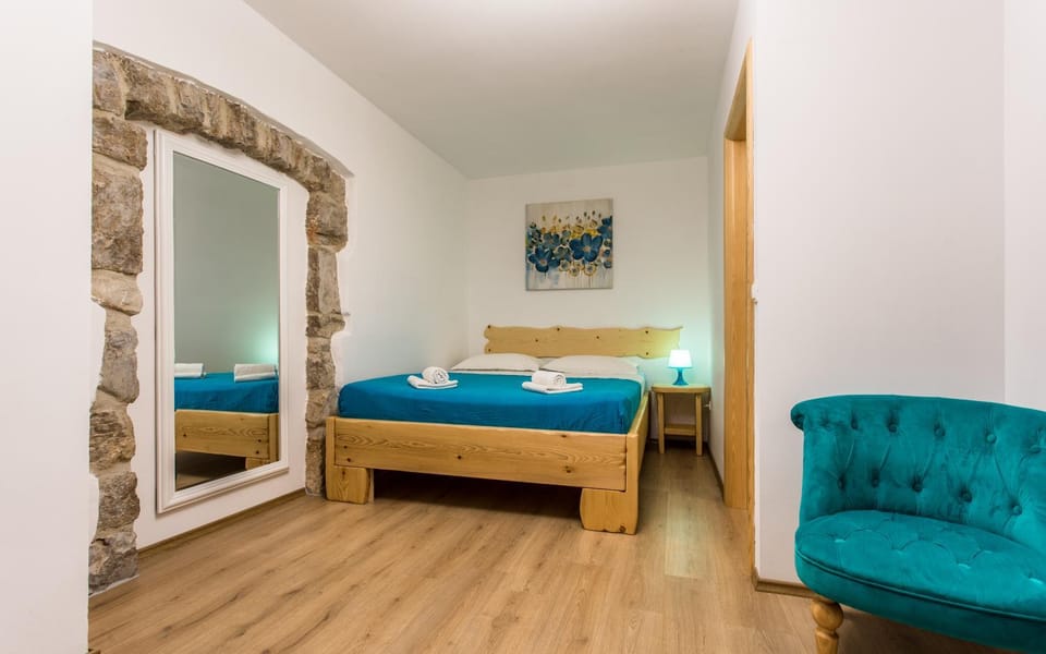 Bed, Photo of the whole room, Decorative detail, Seating area, Bedroom