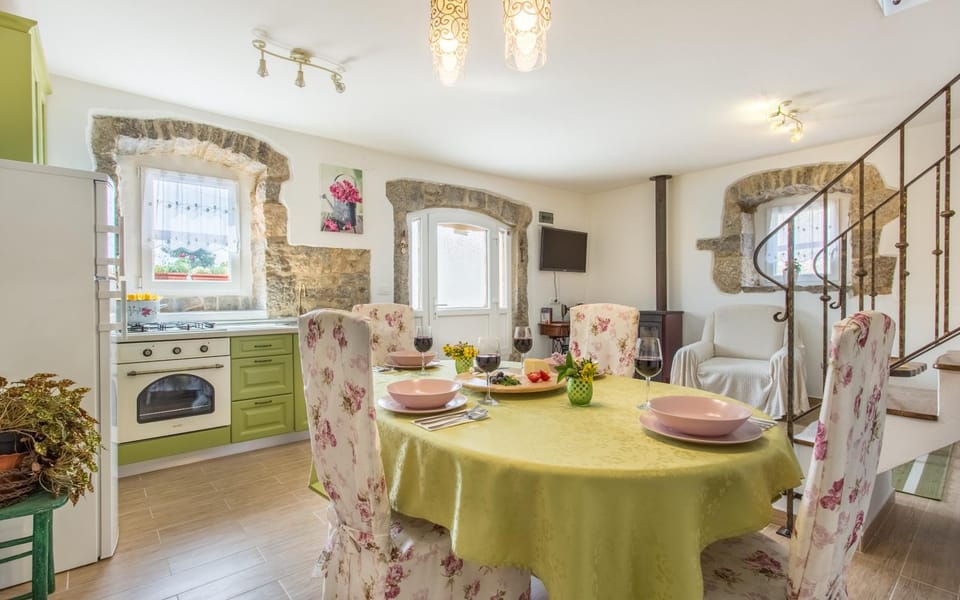 Day, Summer, TV and multimedia, Kitchen or kitchenette, Living room, Food and drinks, Decorative detail, Seating area, Dining area, On site