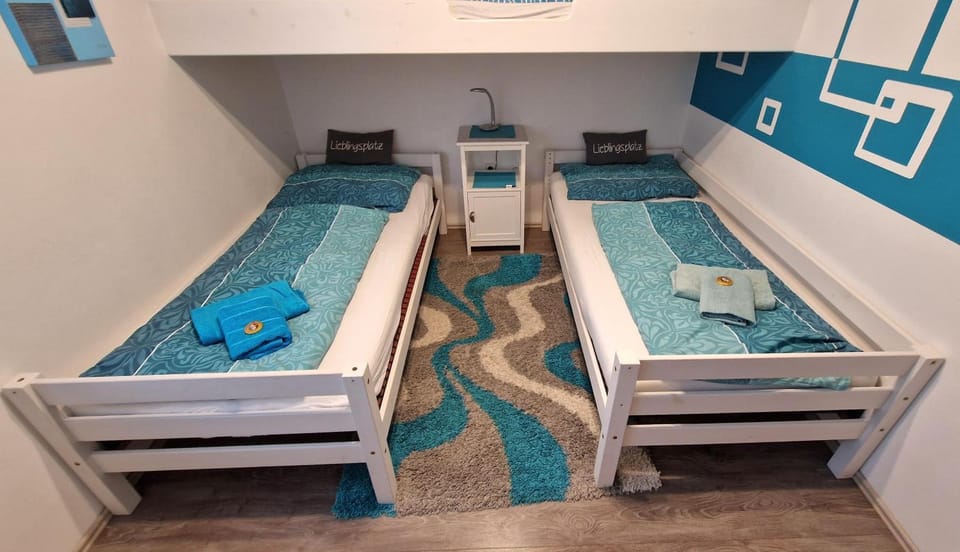Bedroom, bunk bed