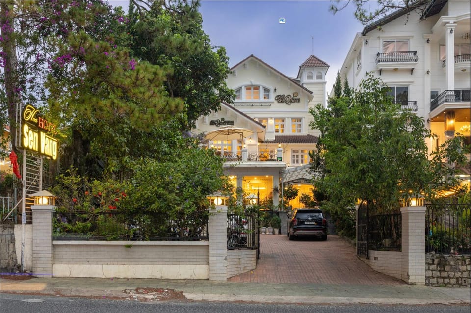 Property building, Garden, Balcony/Terrace