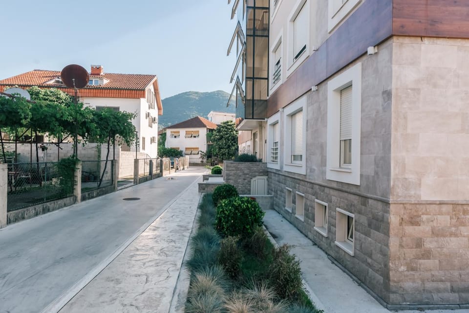 Neighbourhood, Street view