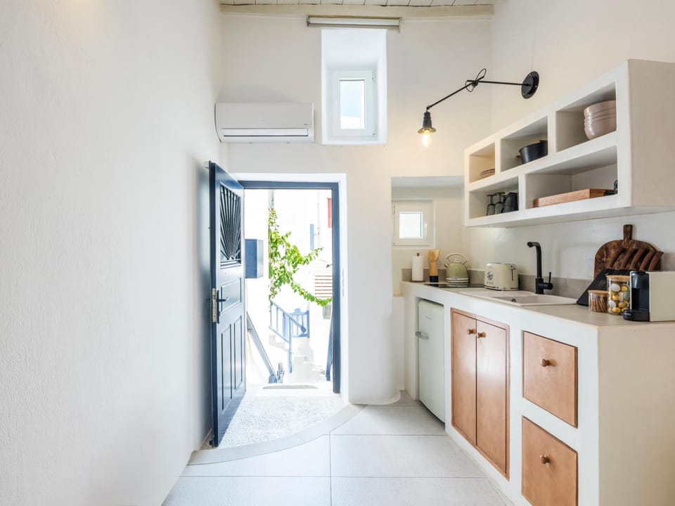 Coffee/tea facilities, Kitchen or kitchenette, stove