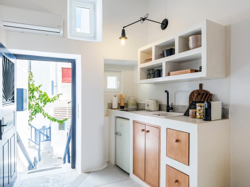 Coffee/tea facilities, Kitchen or kitchenette, stove
