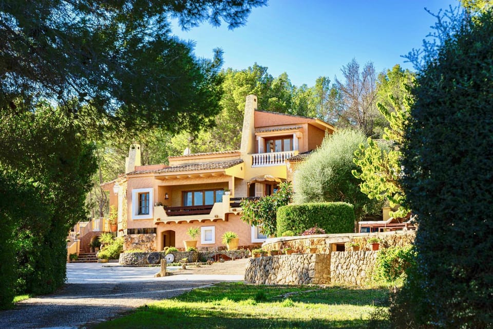 Property building, Facade/entrance, Natural landscape, Garden, Garden view, Pool view, Swimming pool, Parking, internet