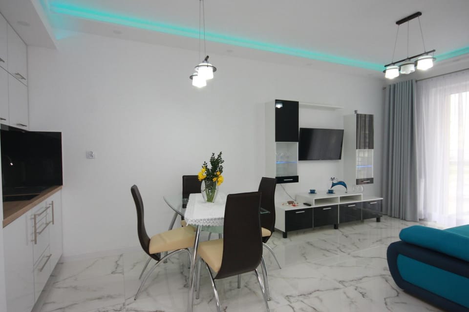 Communal lounge/ TV room, Decorative detail, Lake view, Sunset