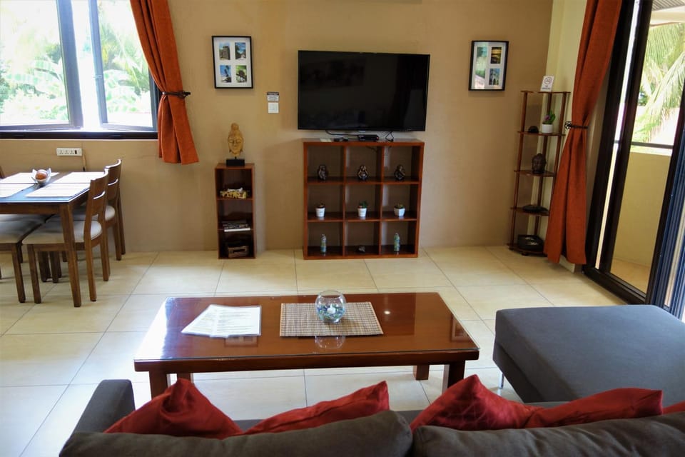 TV and multimedia, Living room, Seating area, Dining area