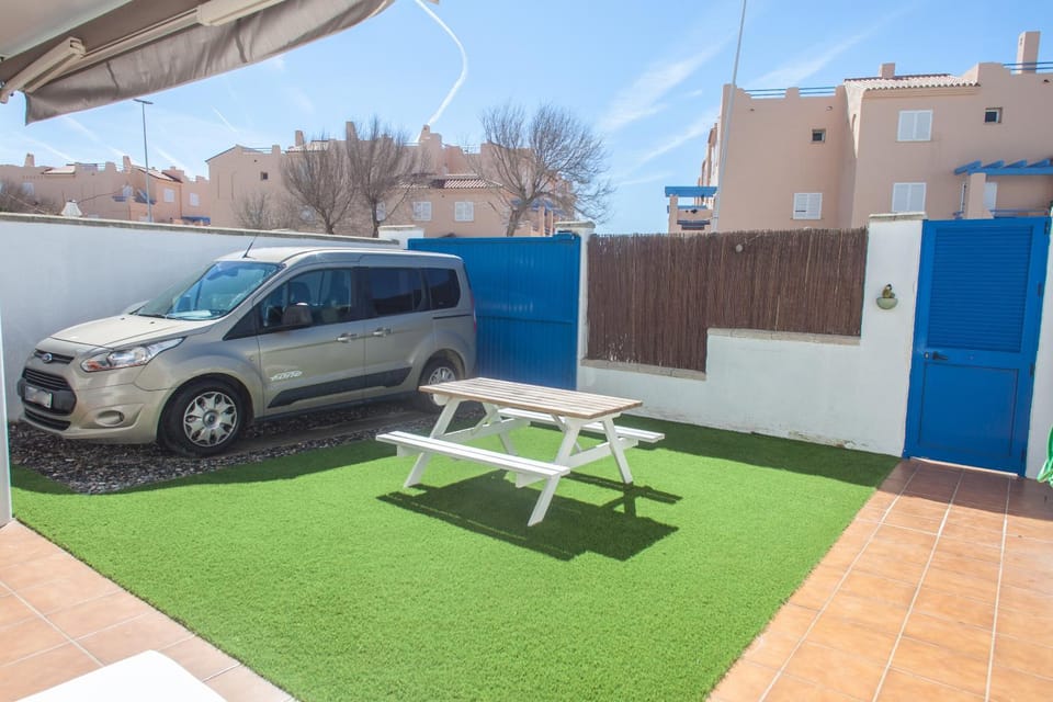 Patio, Day, BBQ facilities, Garden, On site