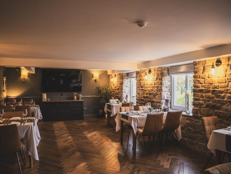 Restaurant/places to eat, TV and multimedia, Banquet/Function facilities, Seating area
