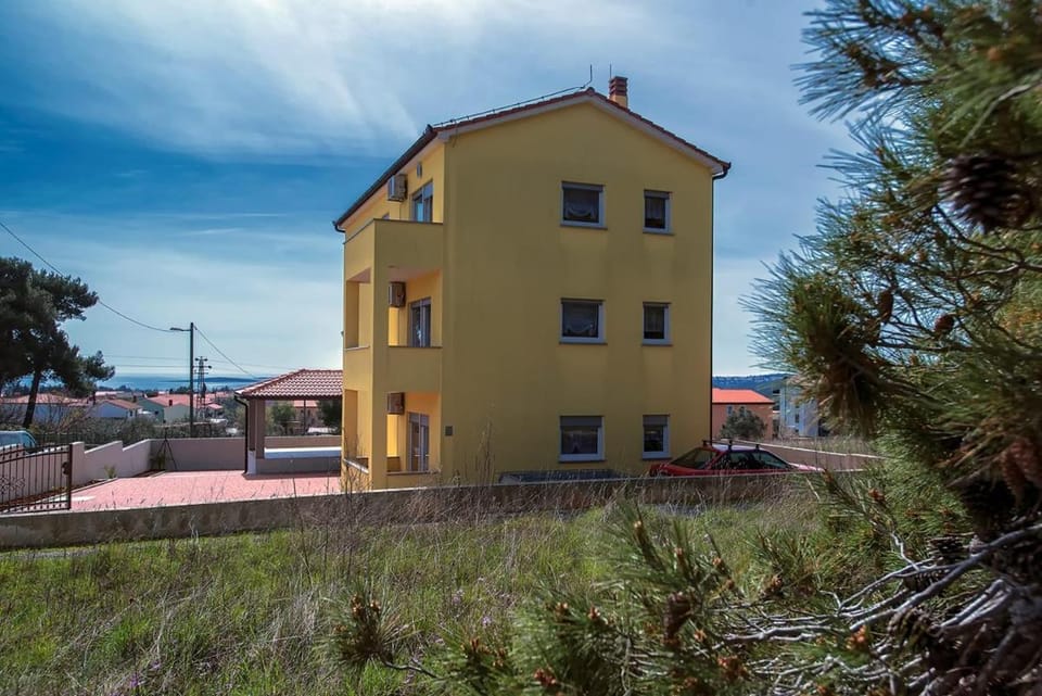 Patio, Facade/entrance