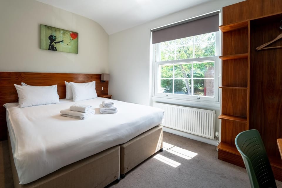 Bed, View (from property/room), Photo of the whole room, Decorative detail, Seating area, Bedroom, internet, towels, wardrobe