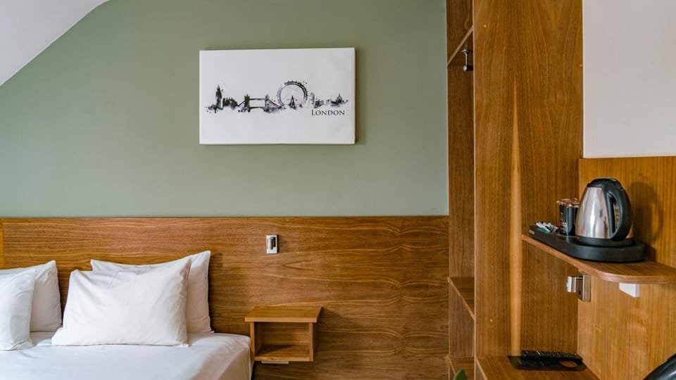 Bed, Coffee/tea facilities, Photo of the whole room, Decorative detail, Bedroom, wardrobe