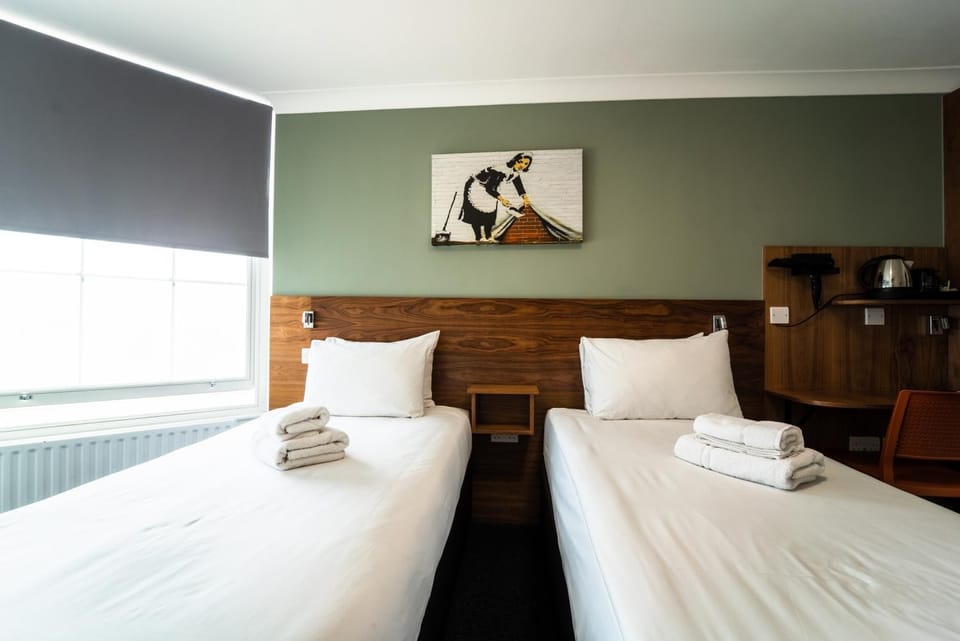 Bed, Decorative detail, towels