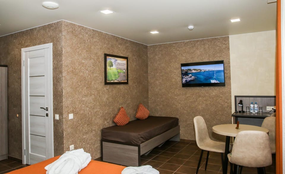 Bed, TV and multimedia, Coffee/tea facilities, Dining area