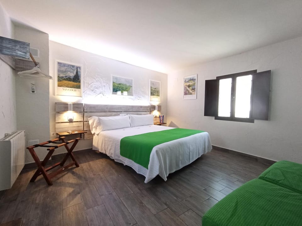 Bed, TV and multimedia, Photo of the whole room, Bedroom