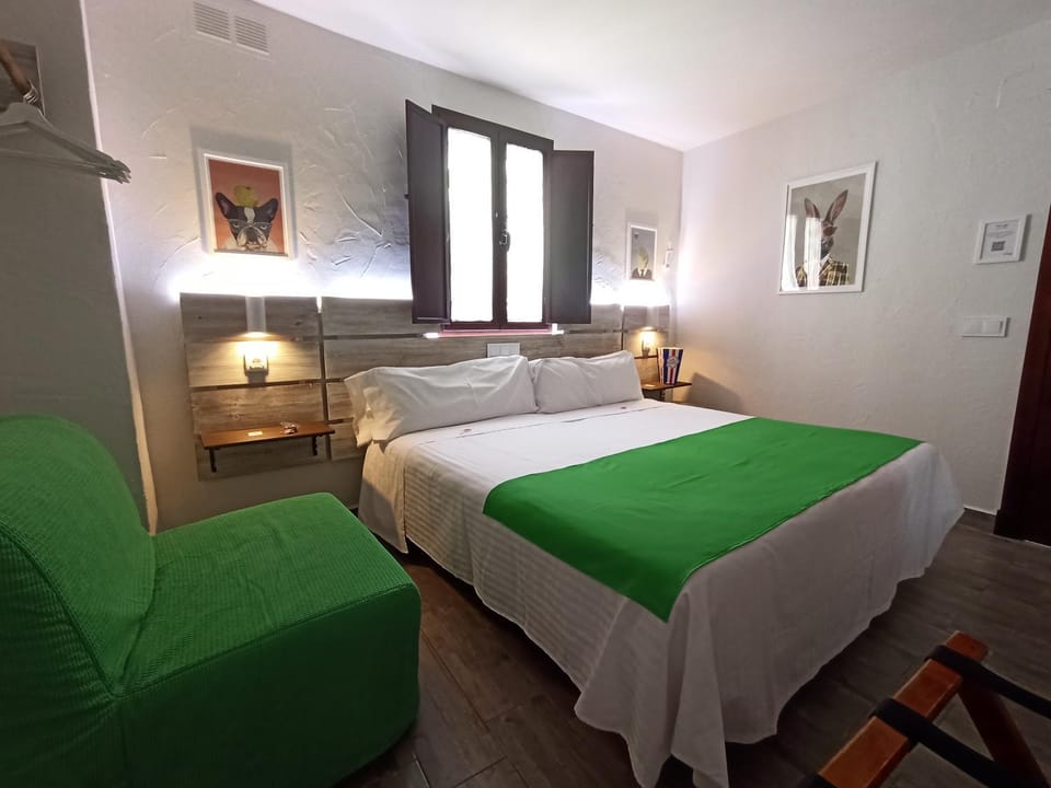 Bed, Photo of the whole room, Bedroom, Text overlay