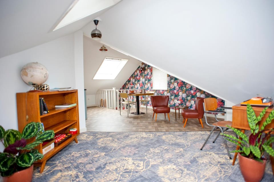 Library, Coffee/tea facilities, Kitchen or kitchenette, Living room, Seating area, Dining area