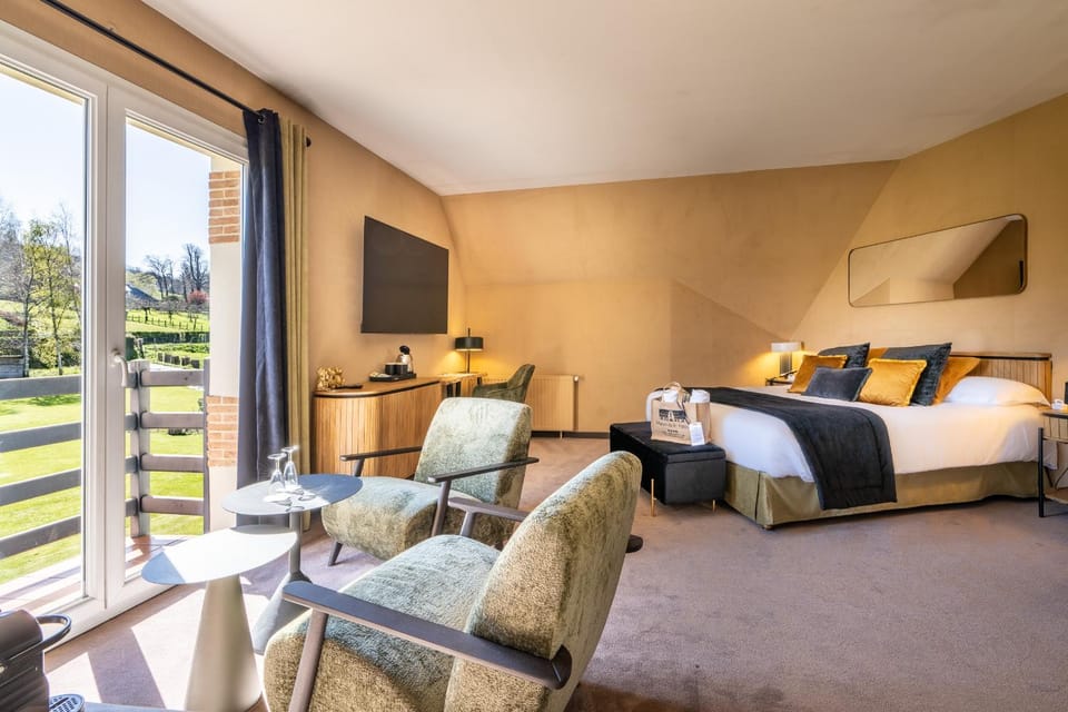 Bed, TV and multimedia, Living room, Photo of the whole room, Bedroom, Garden view, Swimming pool