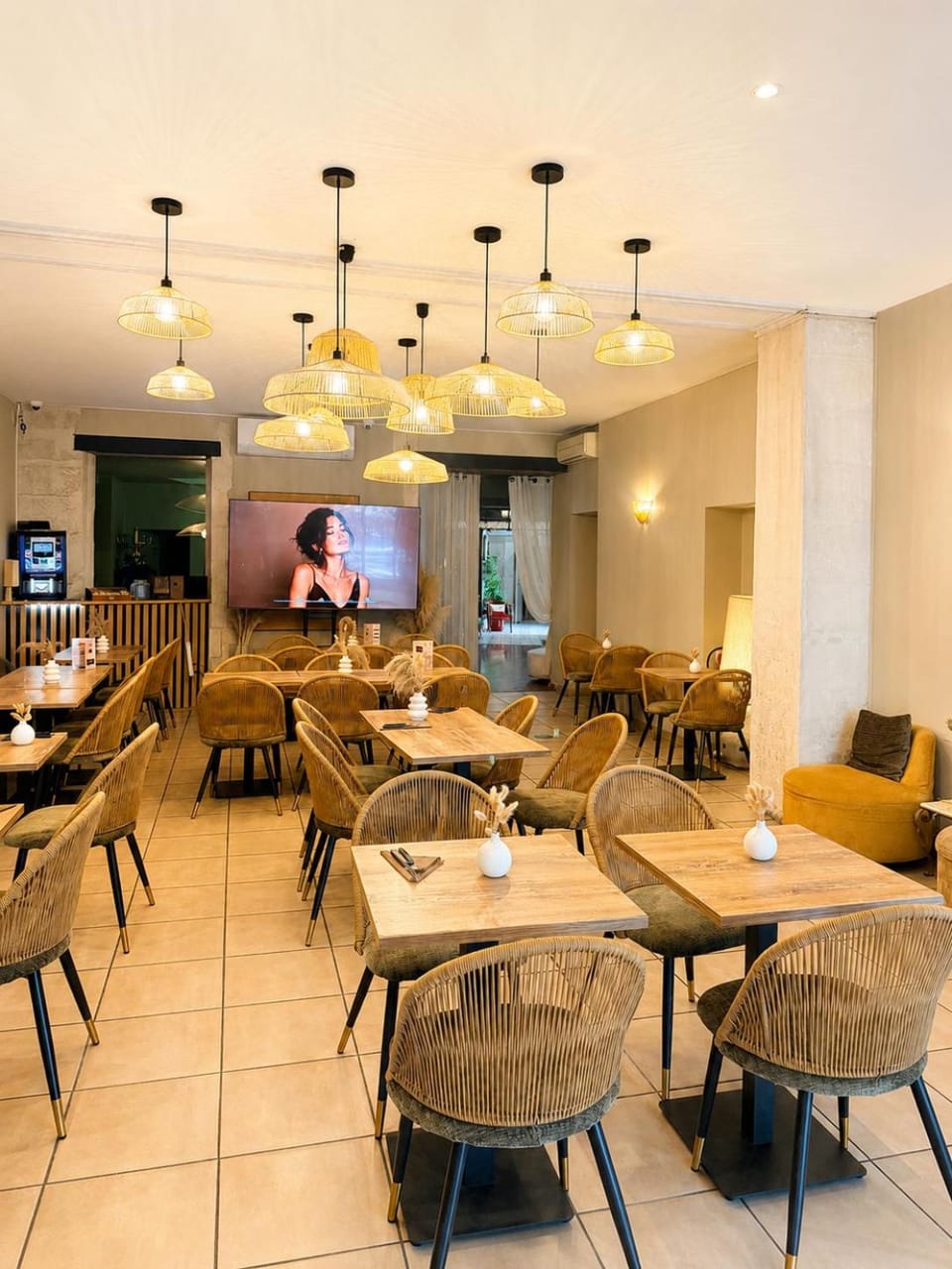 Restaurant/places to eat, Communal lounge/ TV room, TV and multimedia, Living room