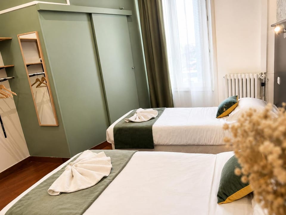 Bed, Photo of the whole room, Bedroom, internet, towels, wardrobe
