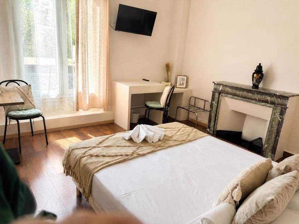 Bed, TV and multimedia, Photo of the whole room, Bedroom, hair dresser, towels