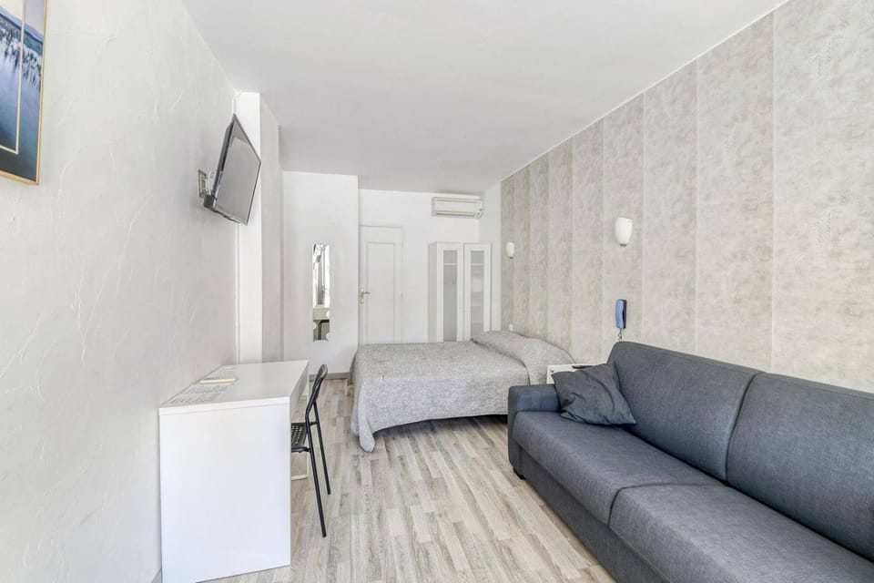 Bed, Photo of the whole room, Seating area, Bedroom