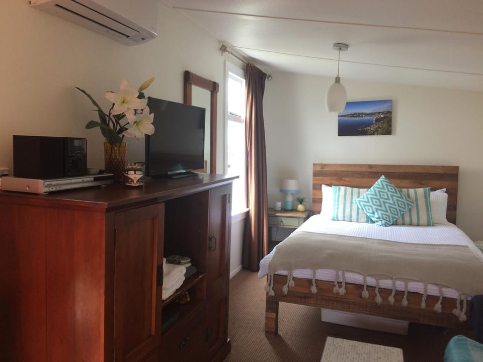 Bed, TV and multimedia, Bedroom