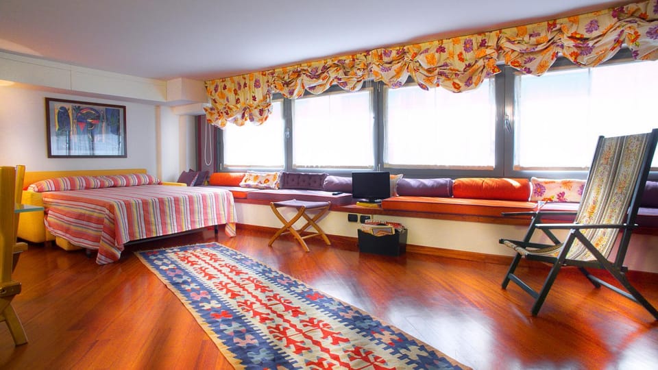 Bed, TV and multimedia, Living room, Photo of the whole room, Seating area, Dining area, Bedroom, Area and facilities