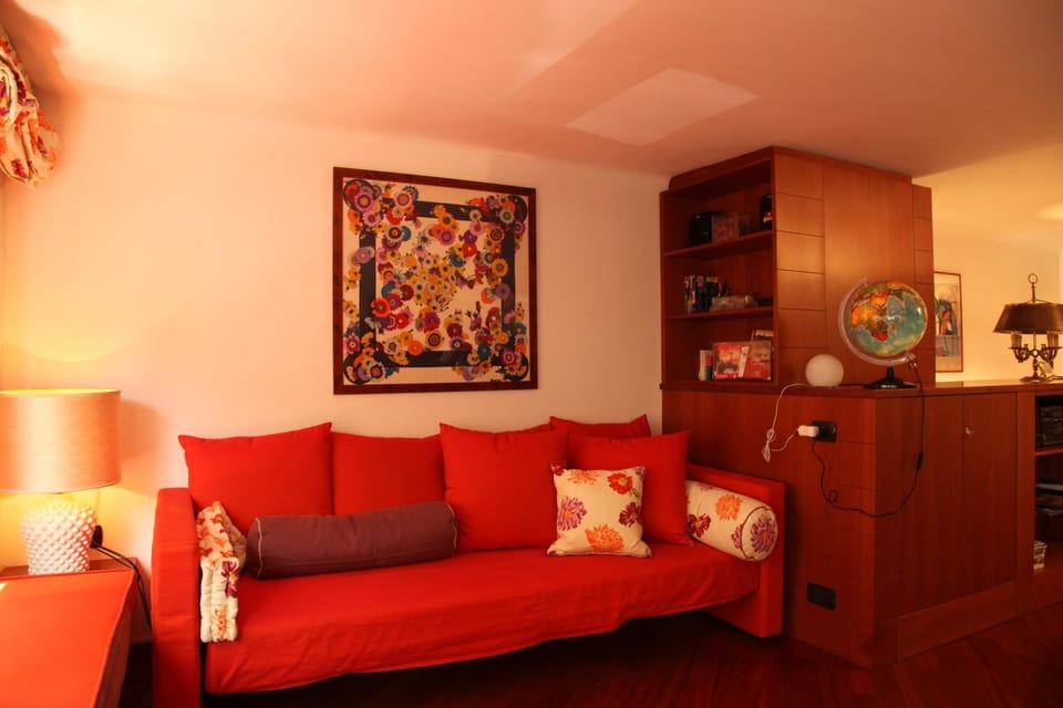 Bed, Library, Living room, Photo of the whole room, Bedroom