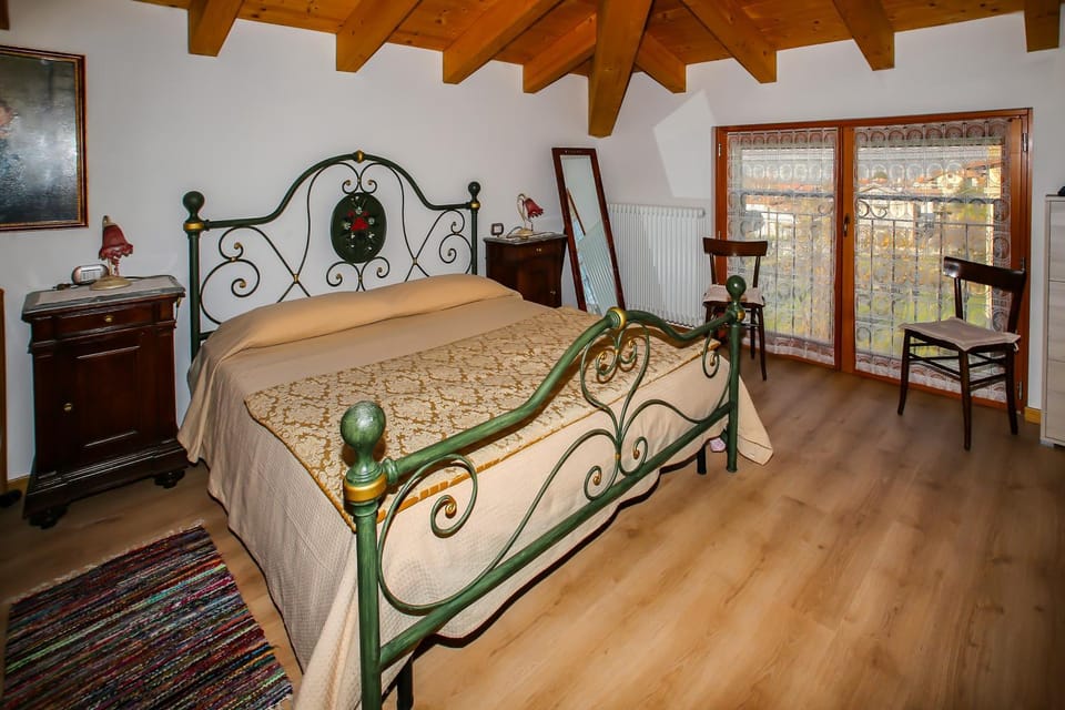 Bedroom, Autumn, On site, Garden view, Lake view
