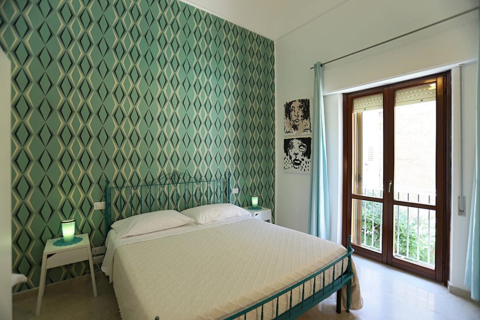 Bed, Balcony/Terrace, Photo of the whole room, Bedroom, Inner courtyard view, heating, internet, towels, air conditioner