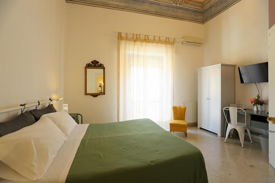 Bed, TV and multimedia, Balcony/Terrace, Photo of the whole room, Bedroom, heating, internet, air conditioner