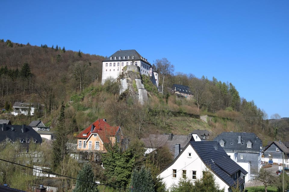 Nearby landmark, Neighbourhood