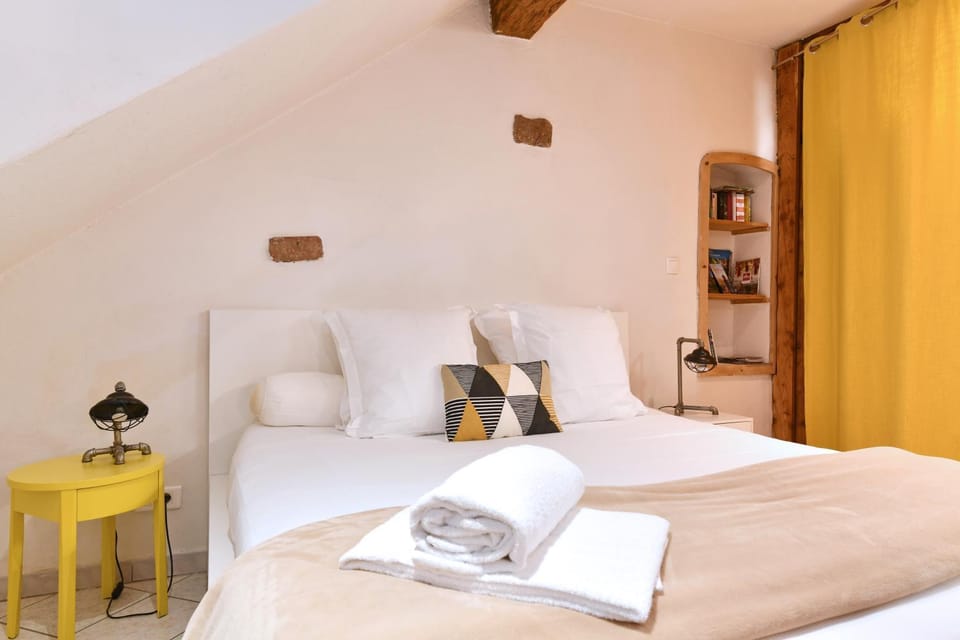 Bed, Bedroom, towels
