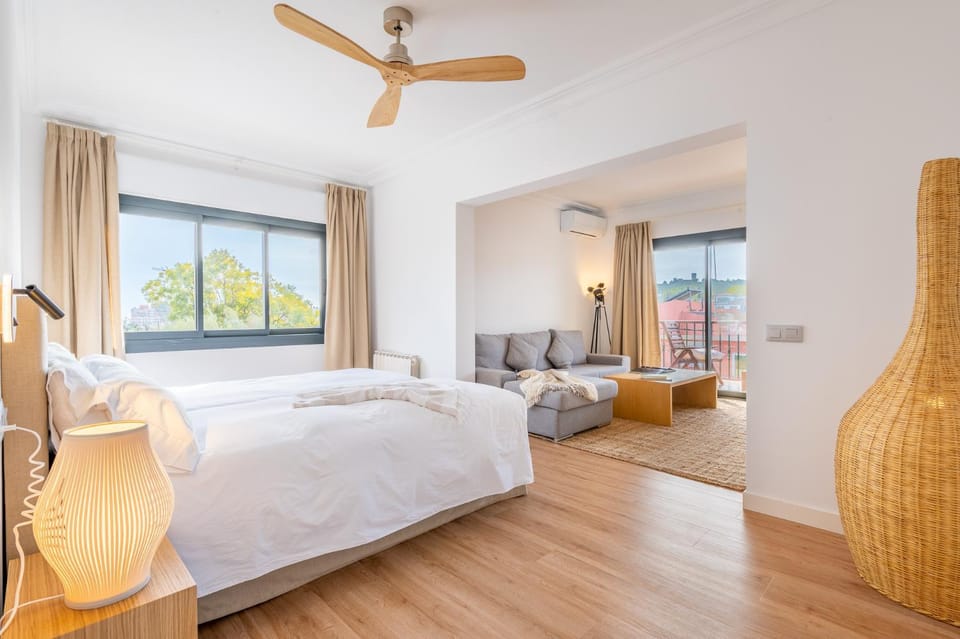 Bed, Photo of the whole room, Seating area, Bedroom, fireplace