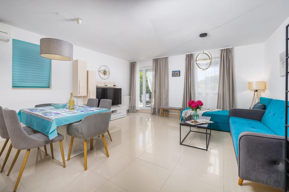 TV and multimedia, Living room, Seating area, Dining area