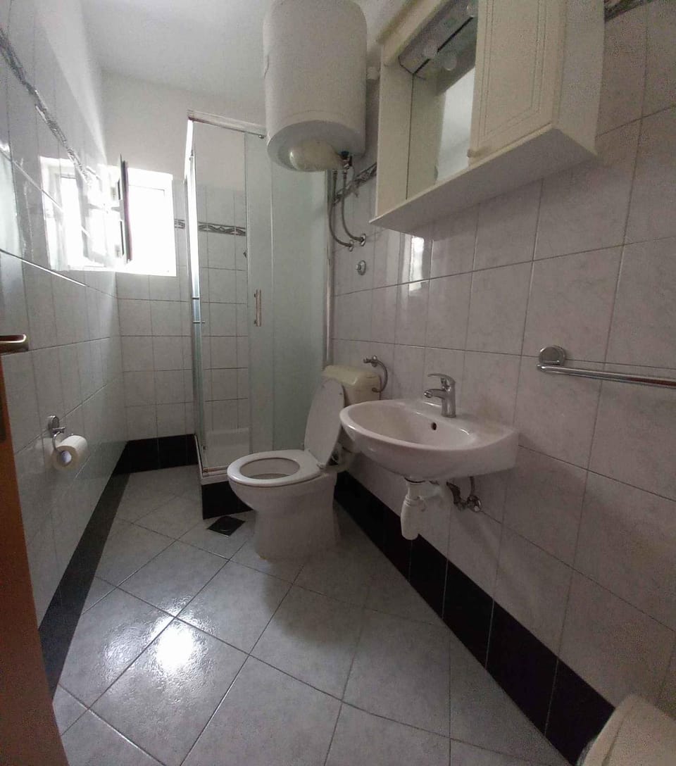 Shower, Toilet