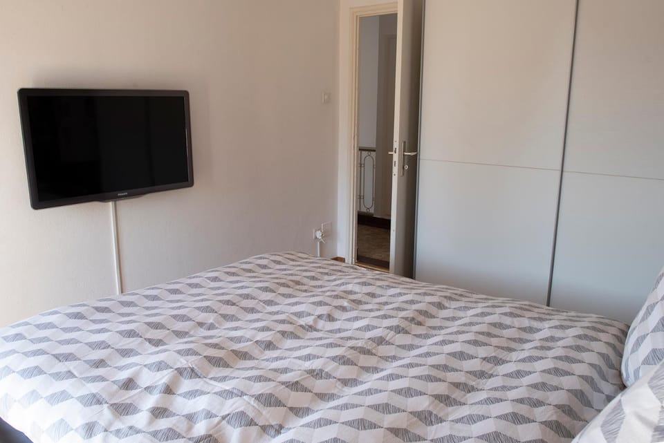 TV and multimedia, Photo of the whole room, Bedroom