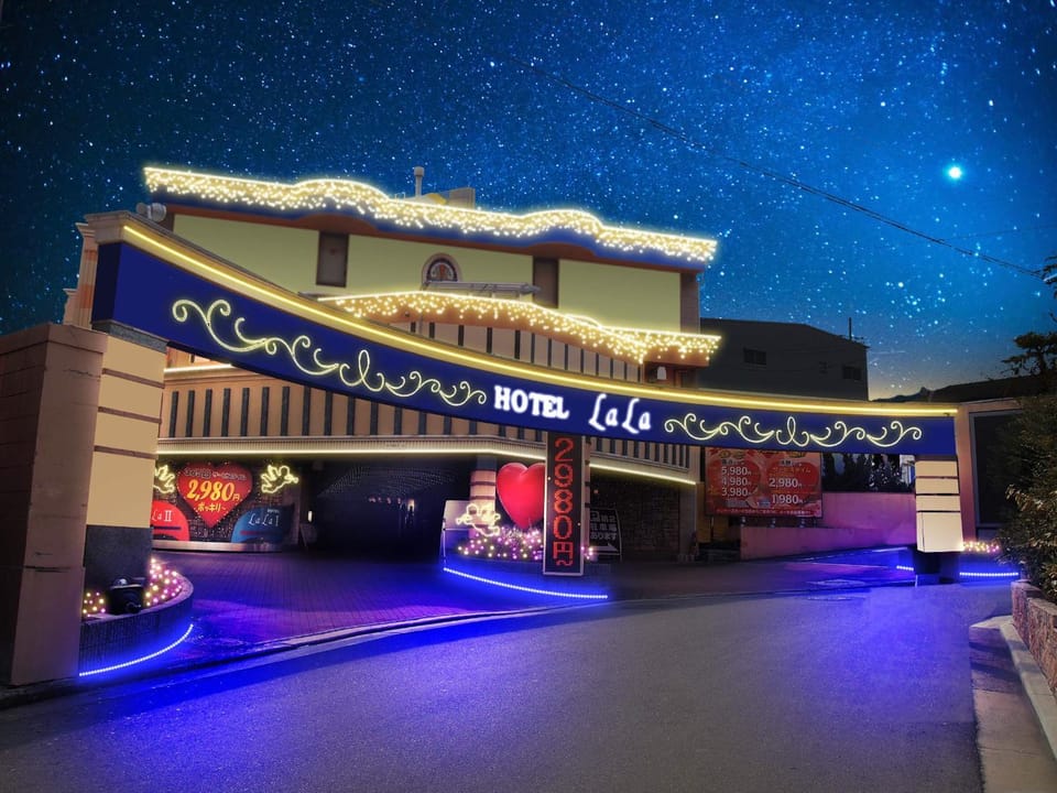 Property building, Facade/entrance, Off site, Night, Logo/Certificate/Sign, On site, Sunset