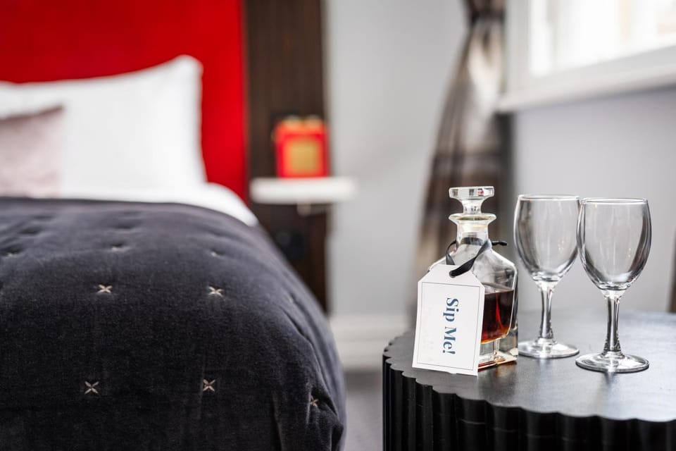 Bed, Drinks, Alcoholic drinks