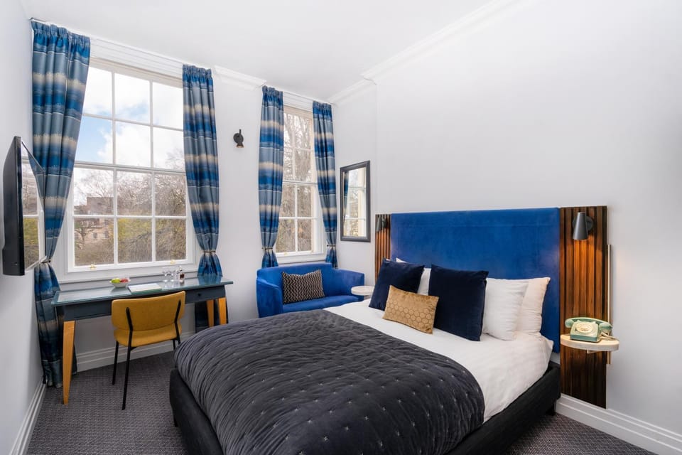 Bed, Photo of the whole room, Seating area, Bedroom