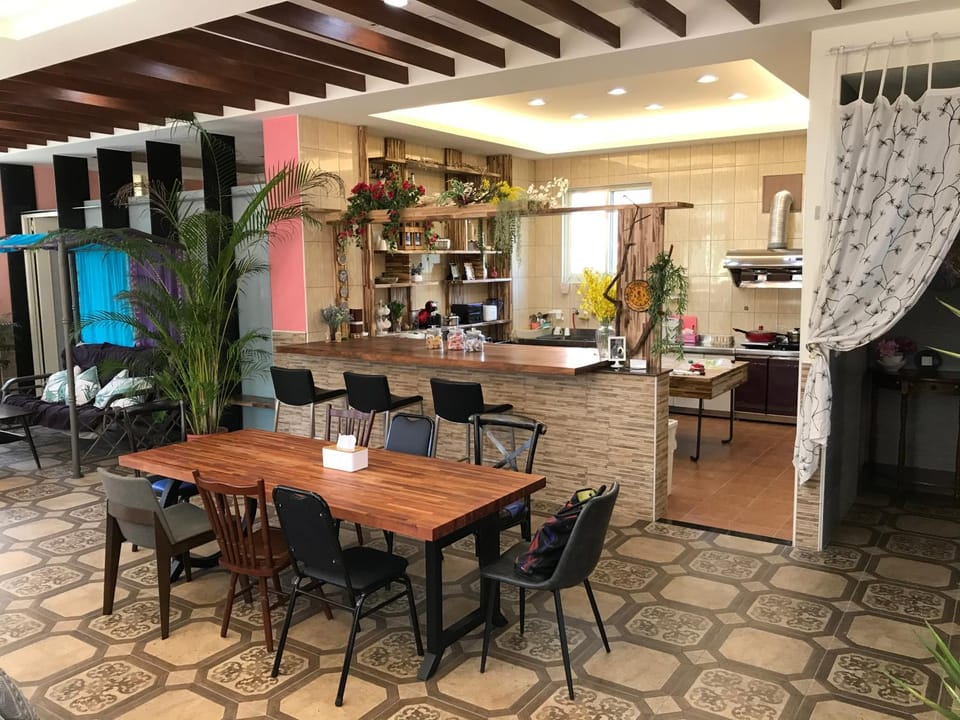 Restaurant/places to eat, Kitchen or kitchenette, Living room, Seating area, Communal kitchen, On site, Food