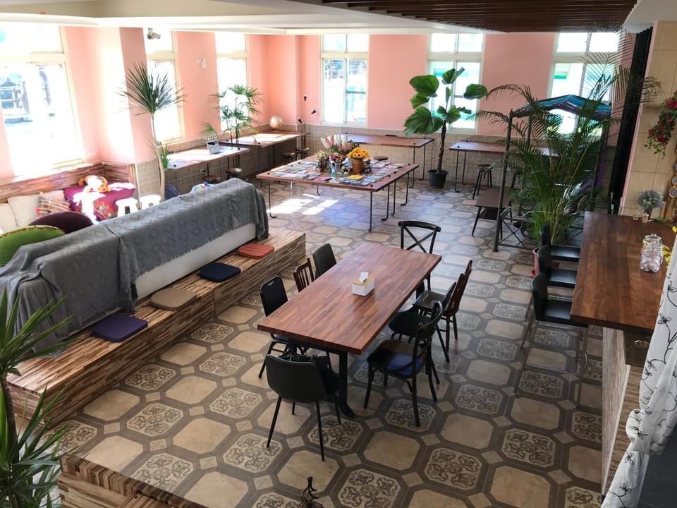 Restaurant/places to eat, Living room, Banquet/Function facilities, Seating area, On site