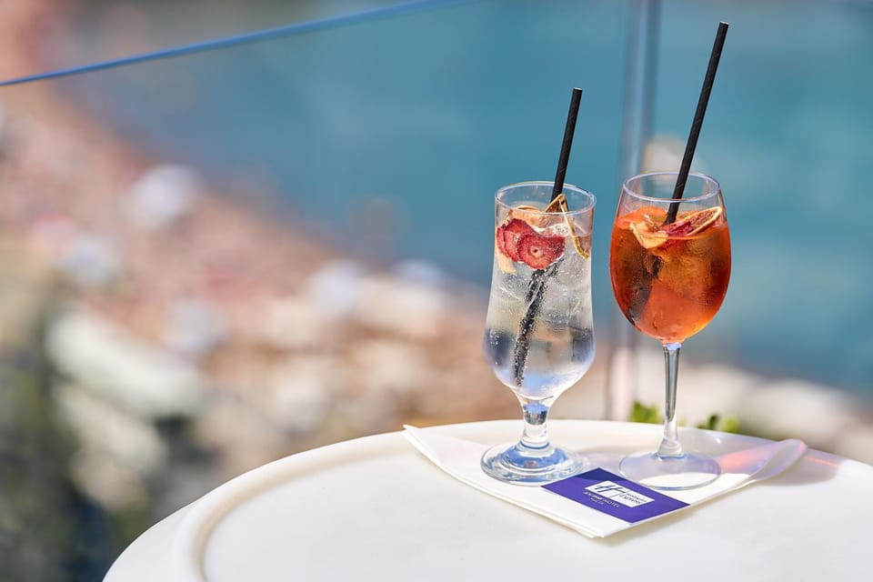 View (from property/room), Balcony/Terrace, Lounge or bar, Food and drinks, Sea view, Drinks, Alcoholic drinks, Non alcoholic drinks