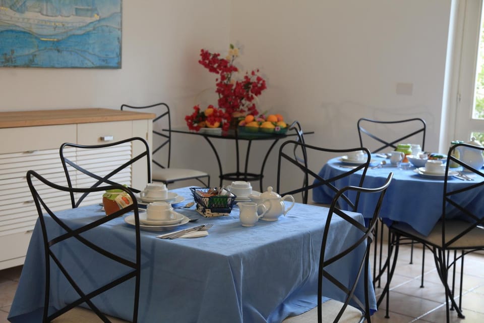Restaurant/places to eat, Lounge or bar, Food and drinks, Breakfast, Continental breakfast
