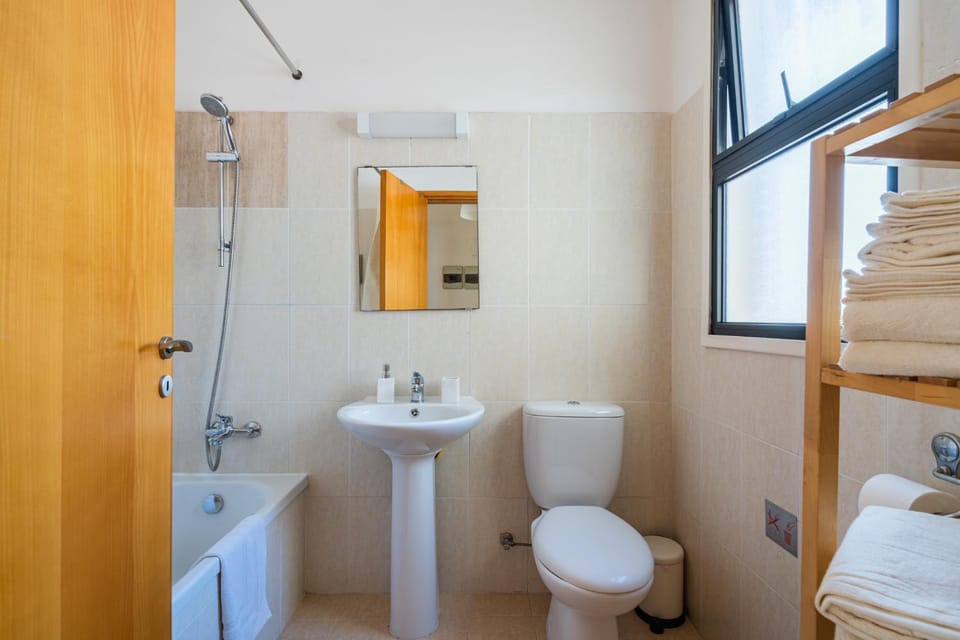 Shower, Toilet, Bathroom, Bath, towels