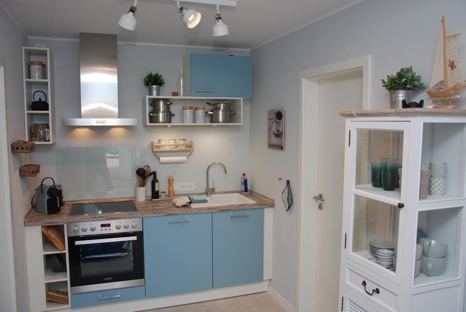 Coffee/tea facilities, Kitchen or kitchenette, Photo of the whole room, Decorative detail, Decorative detail