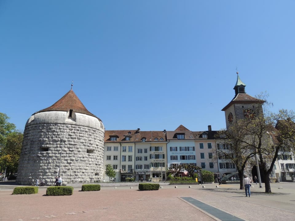 Property building, Nearby landmark, Restaurant/places to eat, Neighbourhood, Shopping Area, Location