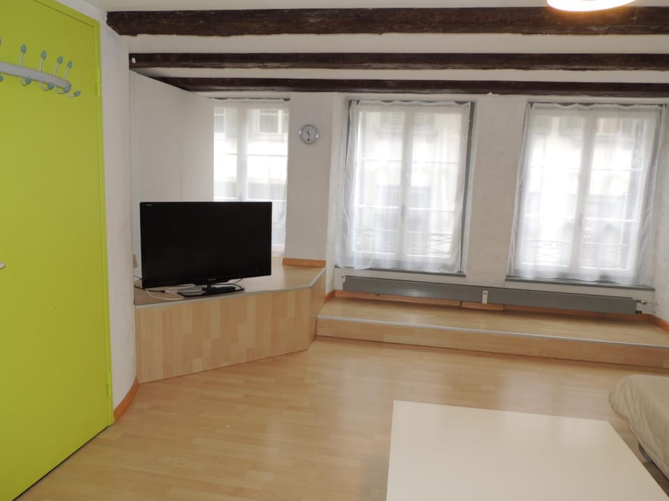 Photo of the whole room, Decorative detail