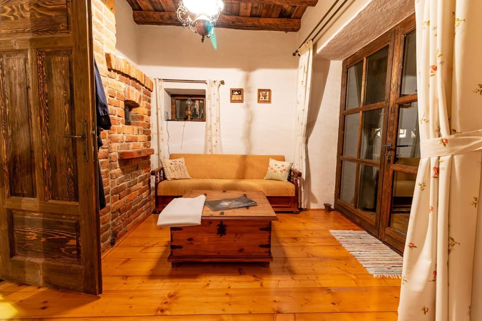 Photo of the whole room, Seating area